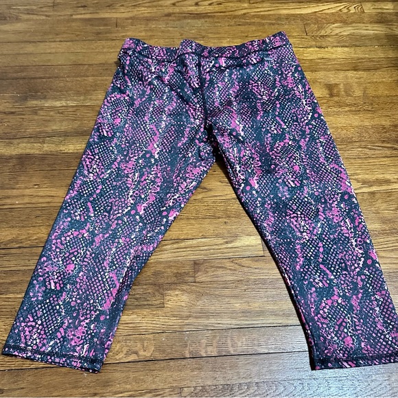 Everlast Pants - Animal print Everlast athletic workout Capri pants LARGE